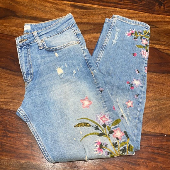 Zara Lightwash Distressed Floral Embroidered Jeans - Picture 6 of 9